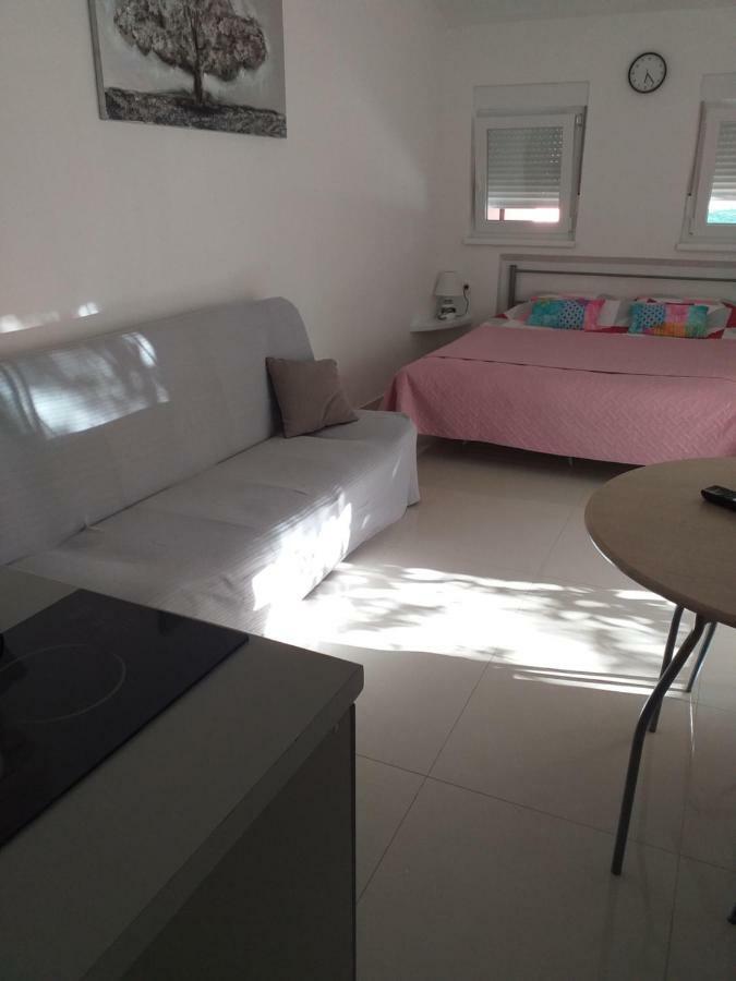 Tili Apartment Пула Екстериор снимка